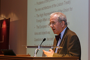 Graham_Avery_lecturing